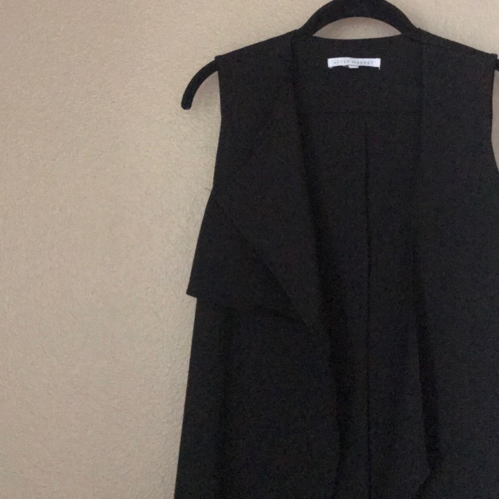 BLACK TRENCH VEST